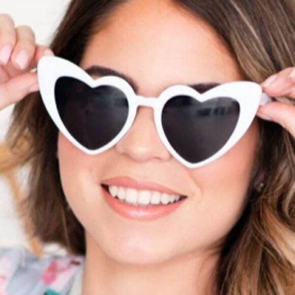 NWT So 100% Uv protection white heart 🤍 shaped sunglasses - Picture 1 of 6